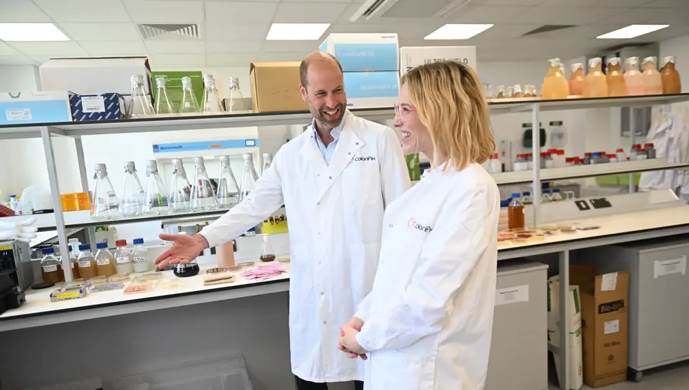 El príncipe Guillermo y Cate Blanchet en el laboratorio