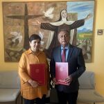 Mª del Rosario Sáez Yuguero, rectora de la UCAV, y Mariano Sánchez Cuevas, vicerrector de la UPAEP, suscriben el convenio de colaboración