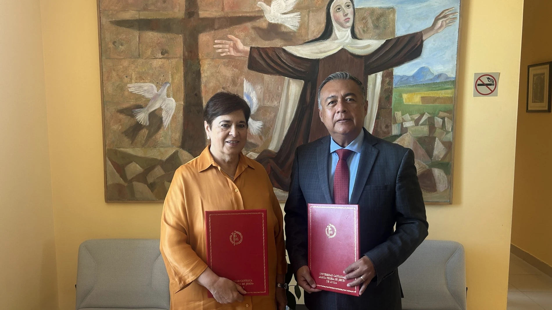 Mª del Rosario Sáez Yuguero, rectora de la UCAV, y Mariano Sánchez Cuevas, vicerrector de la UPAEP, suscriben el convenio de colaboración