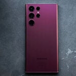 La parte trasera del Samsung Galaxy S22 Ultra en su acabado "Rojo Borgoña"