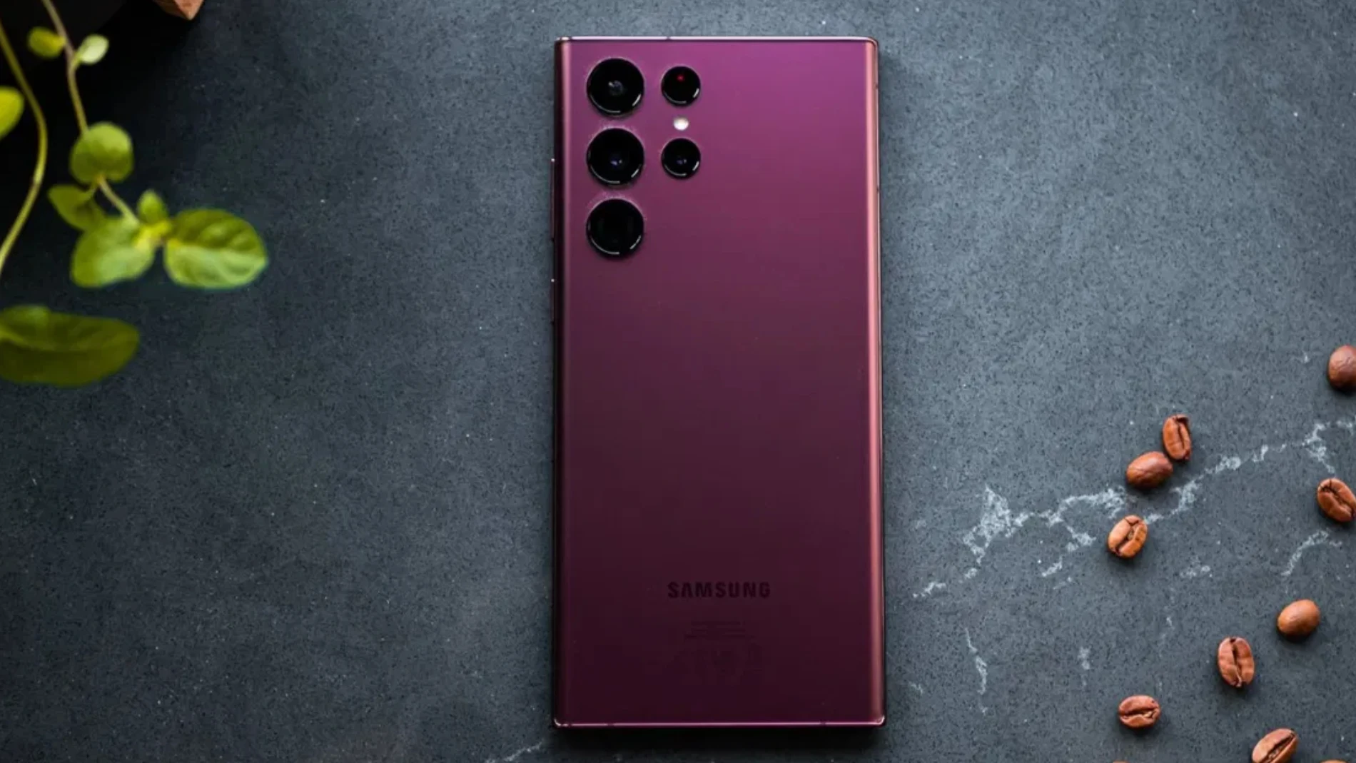 La parte trasera del Samsung Galaxy S22 Ultra en su acabado "Rojo Borgoña"