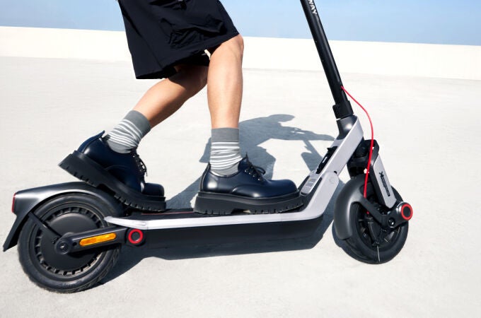 Así luce el nuevo Segway Ninebot E3 Pro en su acabado plateado