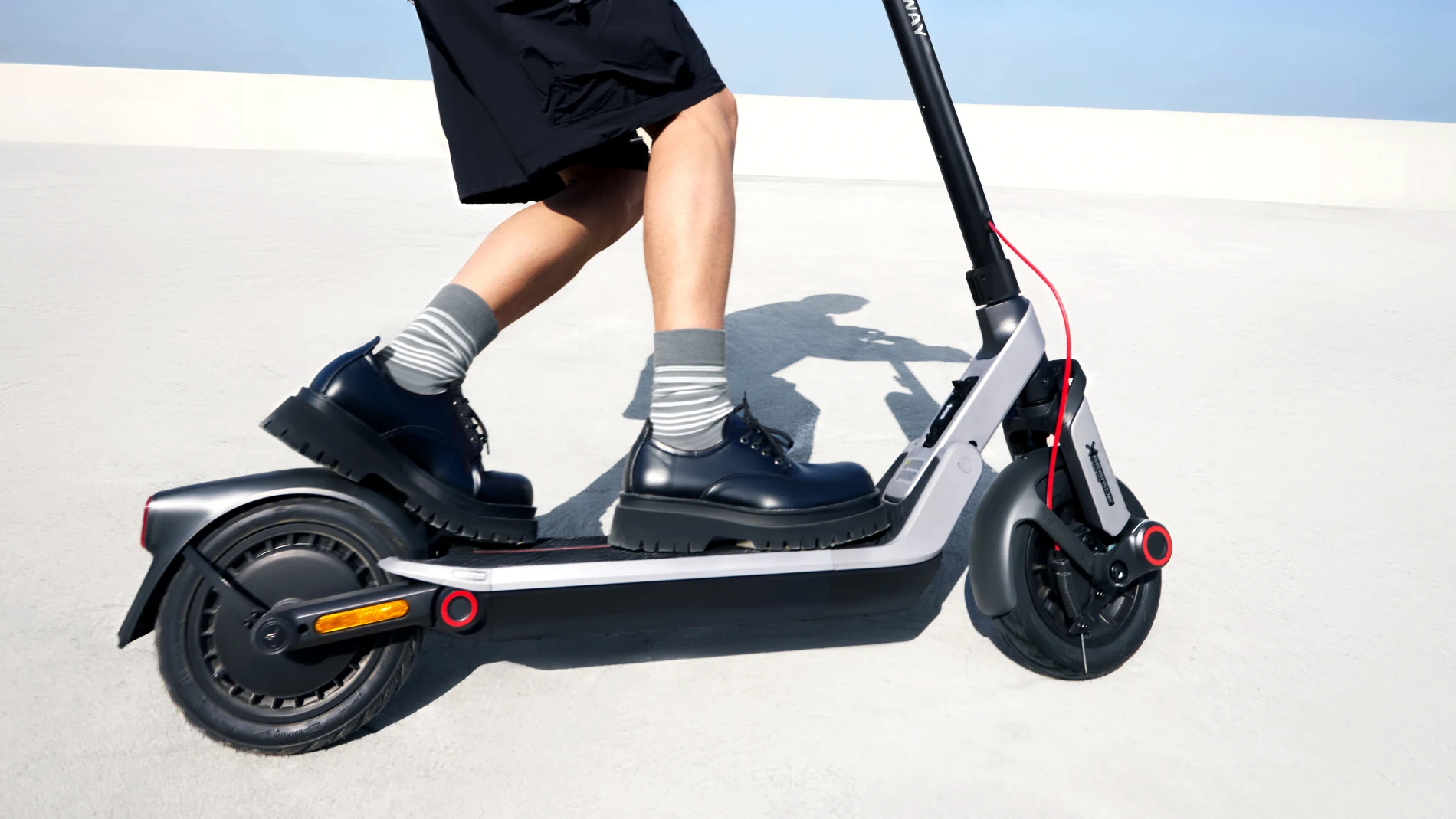 Así luce el nuevo Segway Ninebot E3 Pro en su acabado plateado