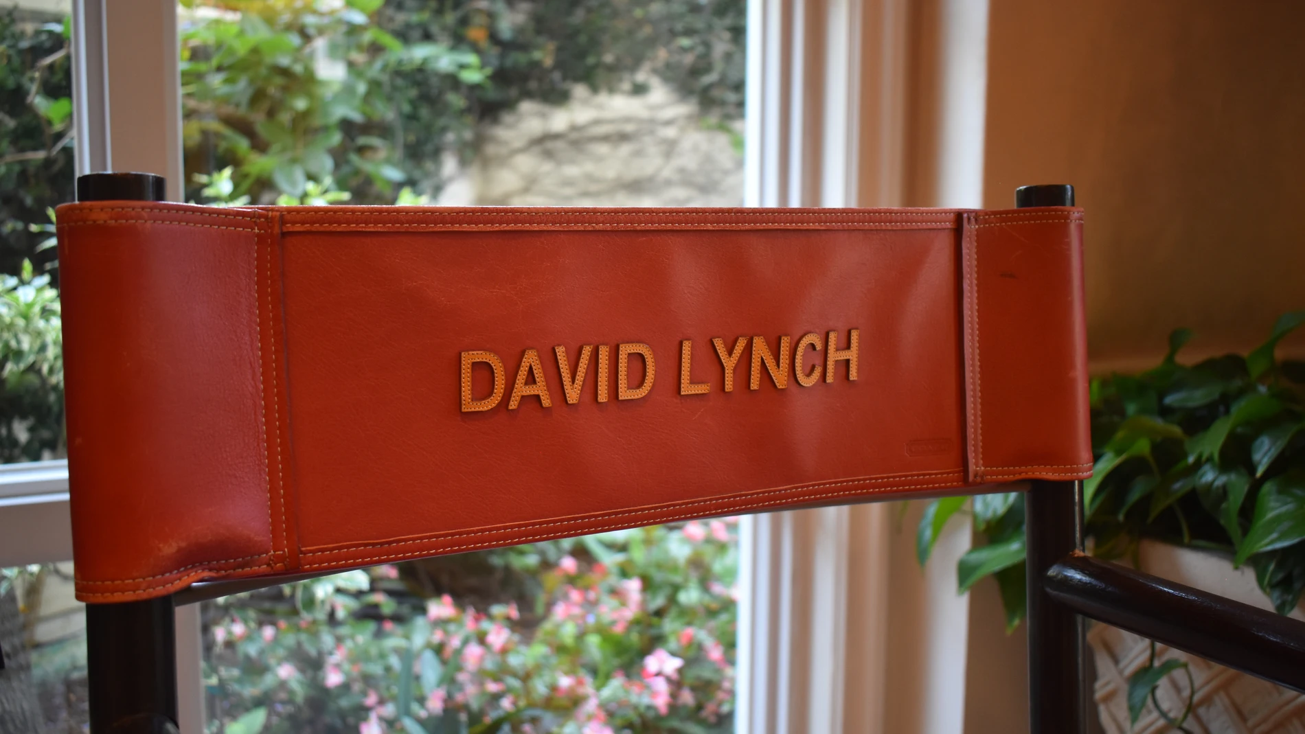 ACOMPAÑA CRÓNICA: EEUU DAVID LYNCH AME7159. LOS ÁNGELES (ESTADOS UNIDOS), 18/06/2025.- Fotografía de una silla con el nombre del director David Lynch durante una subasta este miércoles, en Beverly Hills (Estados Unidos). Un conjunto de 11 guiones inacabados del legendario director David Lynch compilados bajo el título de 'Ronnie Rocket: The Absurd Mystery of the Strange Forces of Existence' fueron subastados por 195.000 dólares en una puja celebrada este miércoles en Beverly Hills. EFE/ Octav...