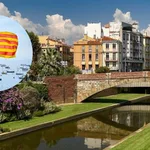 Una ciudad junto con una imagen de la bandera de Cataluña