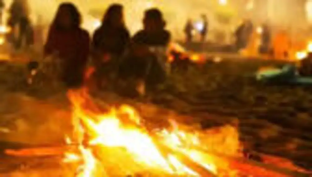 Jóvenes junto a una hoguera en la noche de San Juan castellano y leonesa