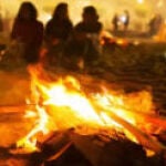 Jóvenes junto a una hoguera en la noche de San Juan castellano y leonesa