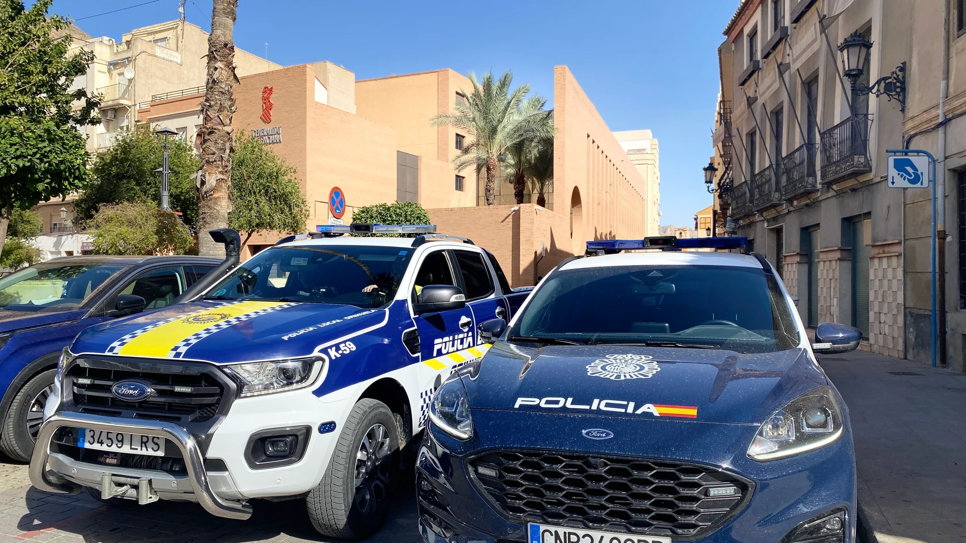 Imagen de archivo de vehículos de la Policía Local de Orihuela (Alicante) y de la Policía Nacional REMITIDA / HANDOUT por POLICÍA NACIONAL Fotografía remitida a medios de comunicación exclusivamente para ilustrar la noticia a la que hace referencia la imagen, y citando la procedencia de la imagen en la firma 19/06/2025