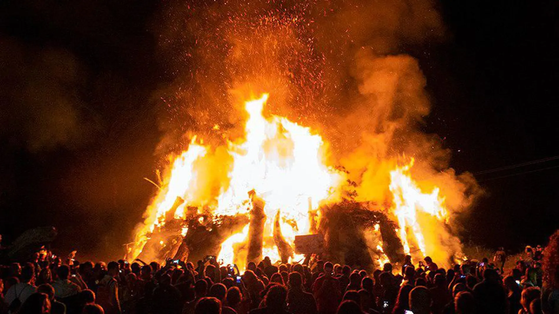 Hoguera de San Juan de la Mata, en la comarca leonesa de El Bierzo, considerada como la catedral del fuego