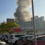 El humo se eleva tras un impacto directo en el hospital Soroka en Beersheba