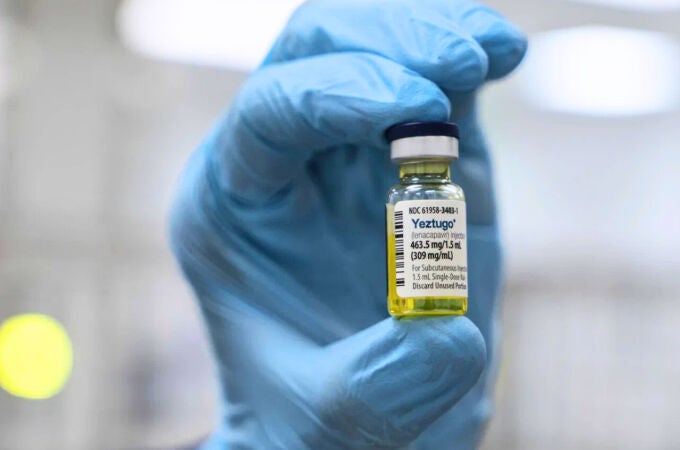 Vial de lenacapavir, comercializado como Yeztugo para el VIH