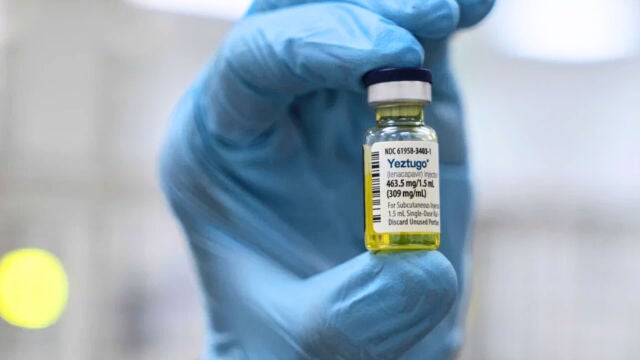 Vial de lenacapavir, comercializado como Yeztugo para el VIH