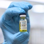Vial de lenacapavir, comercializado como Yeztugo para el VIH