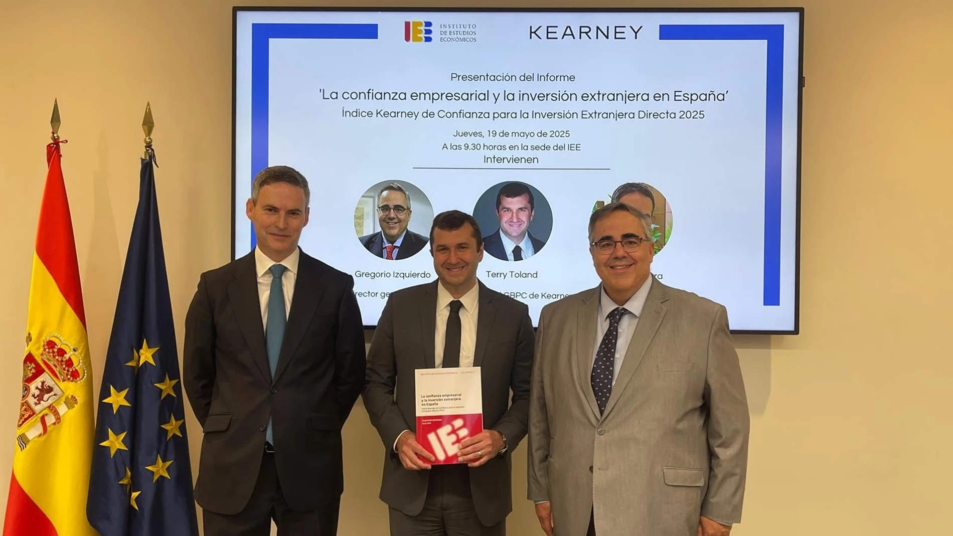 El director general del IEE, Íñigo Gregorio Izquierdo, Emilio Guevara, socio de Kearney, y a Terry Toland, director del Global Business Policy Council de Kearney (GBPC) presentan el informe "La confianza empresarial y la inversión extranjera en España". REMITIDA / HANDOUT por IEE Fotografía remitida a medios de comunicación exclusivamente para ilustrar la noticia a la que hace referencia la imagen, y citando la procedencia de la imagen en la firma 19/06/2025