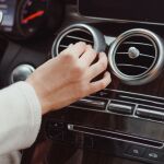 El botón del coche que debes pulsar antes de poner el aire acondicionado para que no gaste de más
