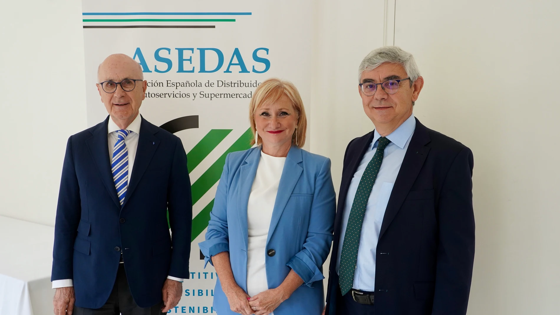 El presidente de Asedas, Josep Antoni Duran i Lleida, y la consejera de Industria, Comercio y Empleo, Leticia García en la presentación del IX Observatorio de Comercio Electrónico en Alimentación