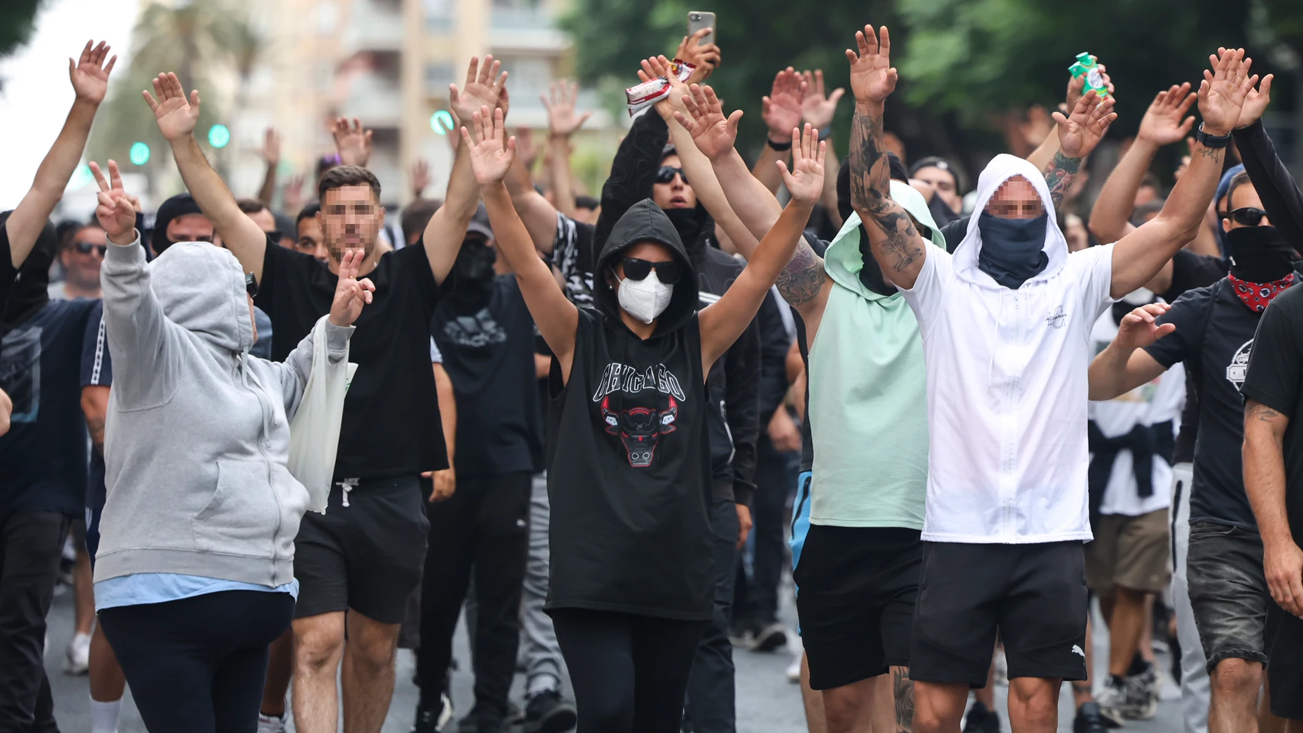 Imágenes de la huelga del metal, a 19 de junio de 2025 en Cádiz (Andalucía, España). Segunda jornada de huelga de los trabajadores del sector auxiliar del metal en la provincia de Cádiz dejan desde primera hora de este jueves 19 de junio cortes de carreteras por barricadas de neumáticos en los accesos desde la capital hacia Puerto Real y San Fernando y mantiene interrumpida la circulación de trenes de Cercanías con origen y destino Cádiz y de los que conectan con Sevilla.19 JUNIO 2025Nach...