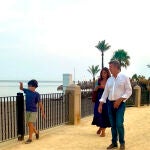 Alberto Núñez Feijóo junto a su mujer Eva y su hijo en una escapada a Marbella