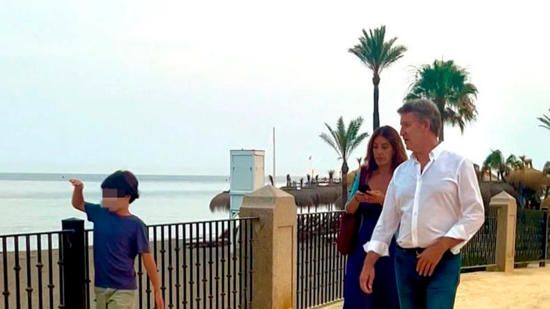 Alberto Núñez Feijóo junto a su mujer Eva y su hijo en una escapada a Marbella
