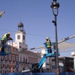Operarios del Ayuntamiento, ayer, colocando las telas
