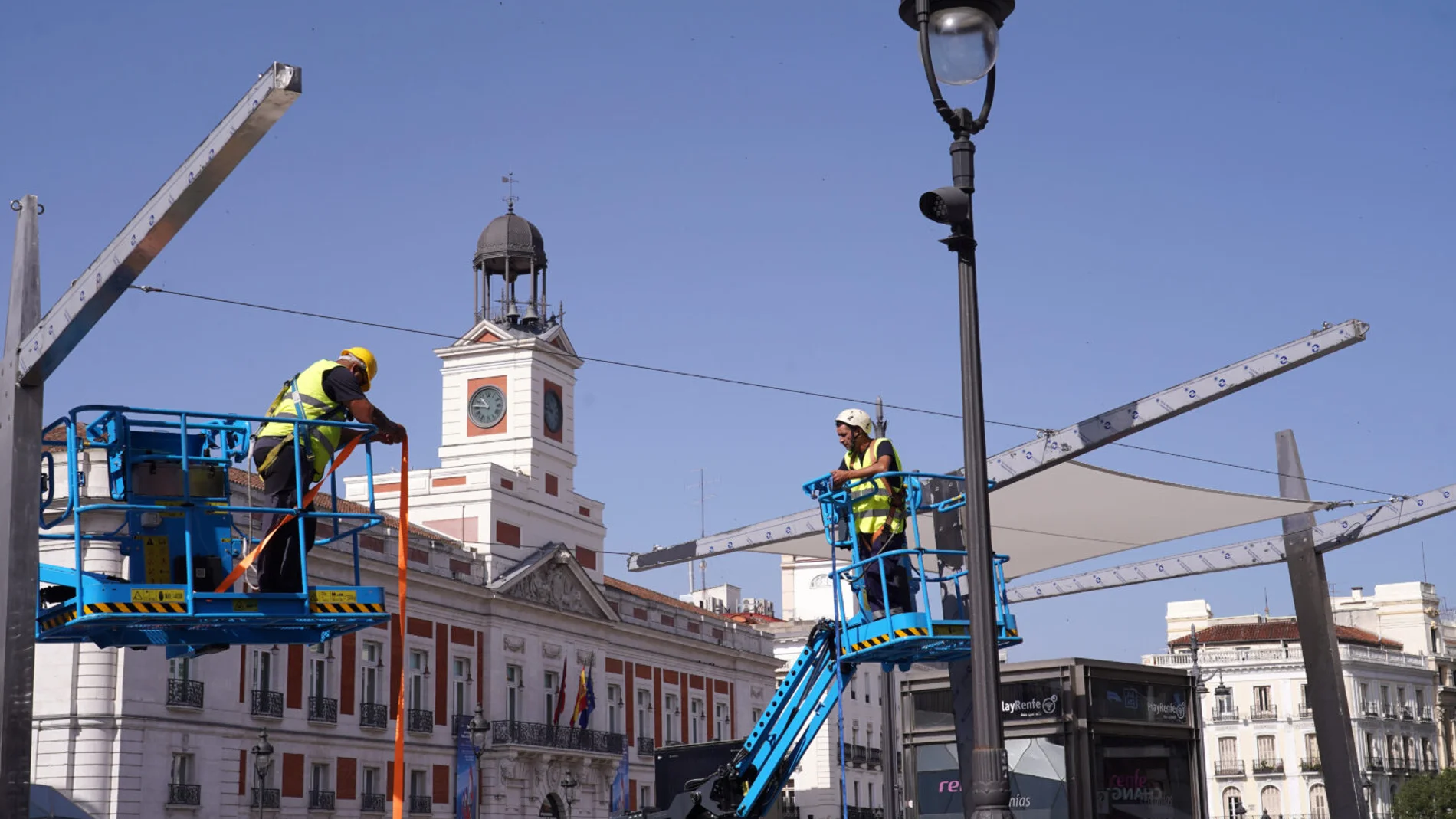 Operarios del Ayuntamiento, ayer, colocando las telas