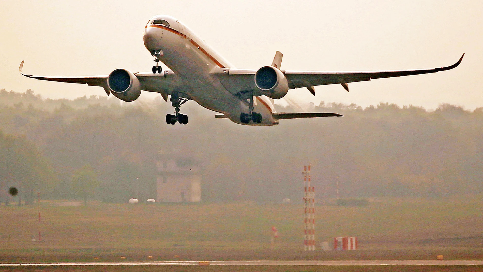 (Foto de ARCHIVO) 01 May 2021, North Rhine-Westphalia, Cologne: A German Air Force Airbus A350 "Kurt Schumacher" takes off at Cologne Bonn Airport. The Luftwaffe aircraft has taken off with aid material for India, which has been hit by a particularly bad Coronavirus wave. Photo: Oliver Berg/dpa 01/05/2021 ONLY FOR USE IN SPAIN