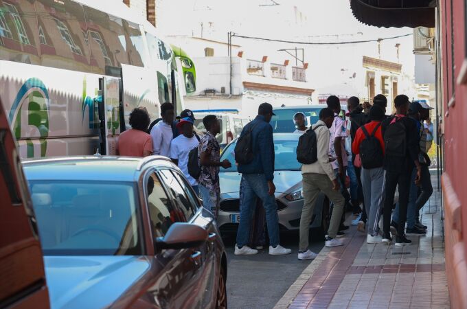 Llegada de migrantes a un hotel de Alcalá de Guadaíra