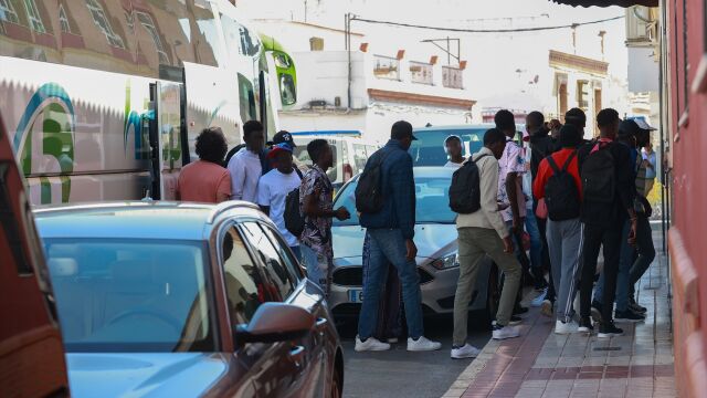 Llegada de migrantes a un hotel de Alcalá de Guadaíra