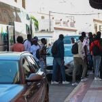 Llegada de migrantes a un hotel de Alcalá de Guadaíra