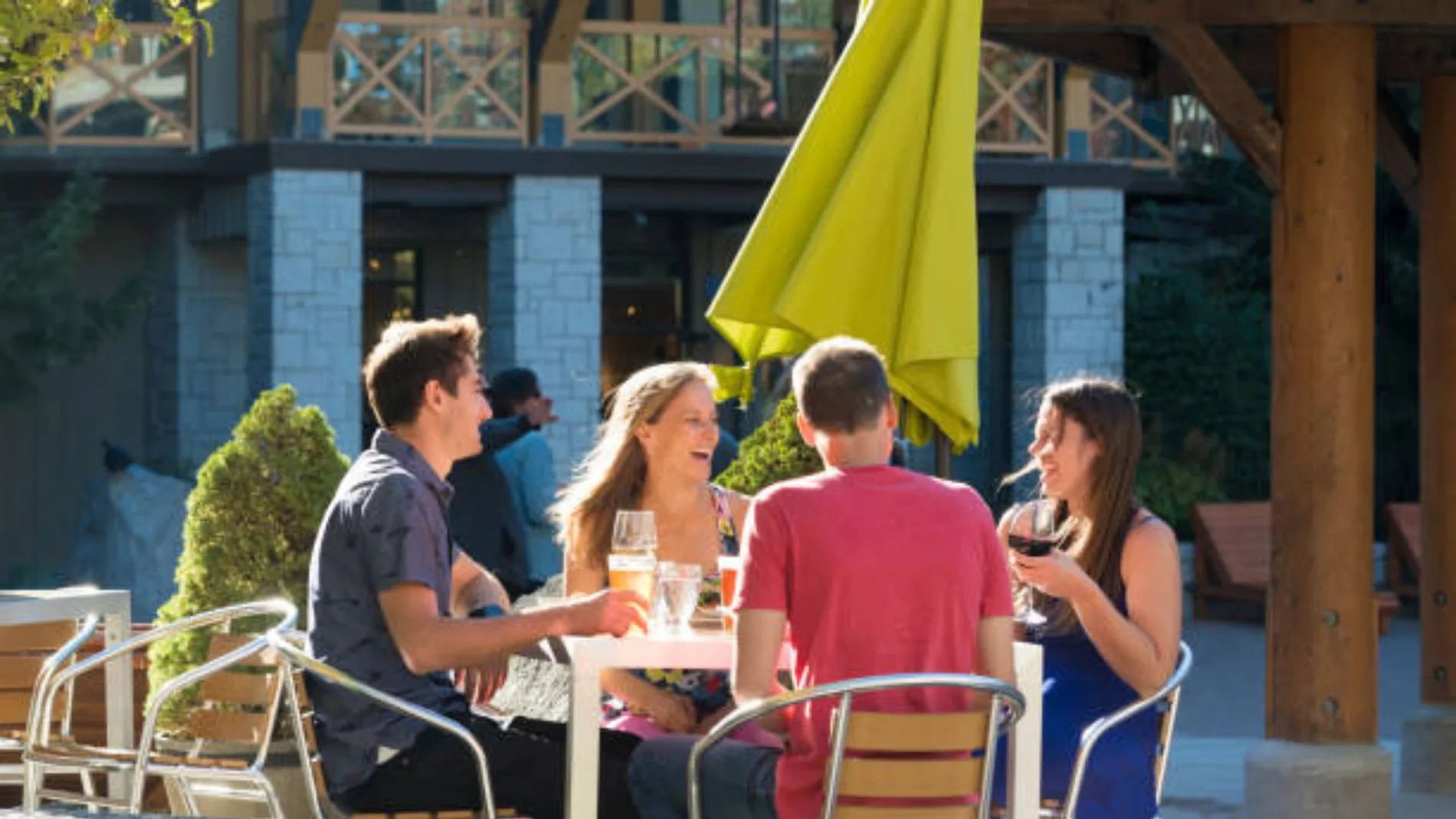 Personas sentadas en una terraza
