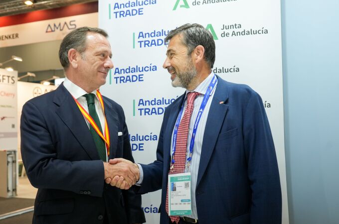 El director general de Andalucía TRADE, Antonio Castro, y el director gerente del clúster Andalucía Aerospace, Juan Román