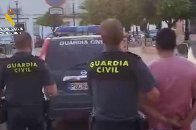 Los agentes detienen a un hombre acusado de robo con violencia en Pilas