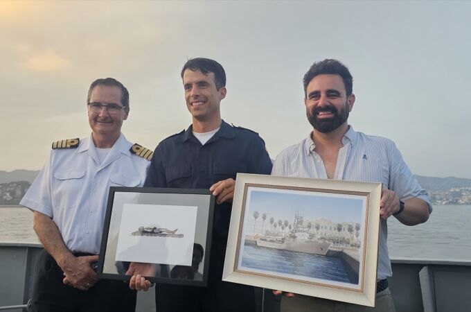 El patrullero de la Armada Tagomago (P-22), con base en Málaga desde 2012, realizó por primera vez un bautismo de mar para miembros de la Congregación de Mena y la Hermandad del Santo Sepulcro