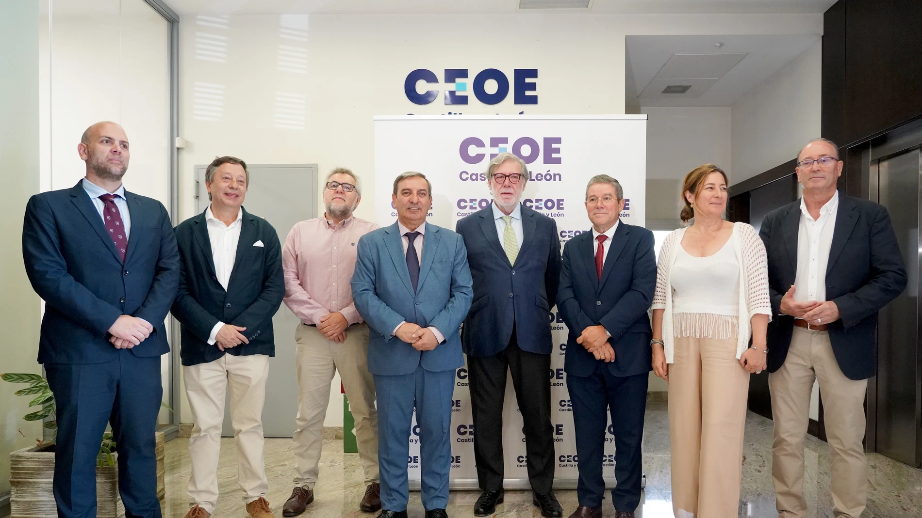 La Junta Directiva de CEOE Castilla y León, presidida por Santiago Aparicio, mantiene un encuentro con el consejero de Movilidad y Transformación Digital de la Junta de Castilla y León, José Luis Sanz Merino