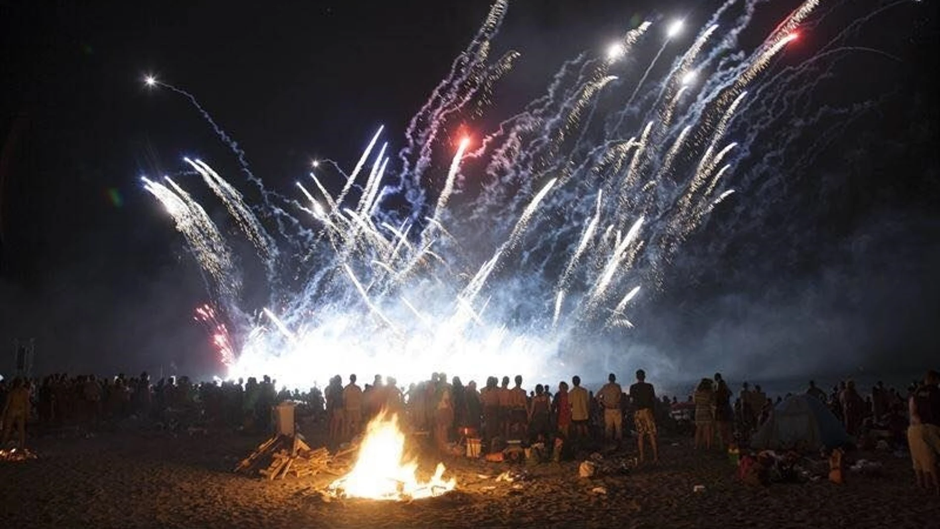 Celebración de las hogueras de San Juan en Almería