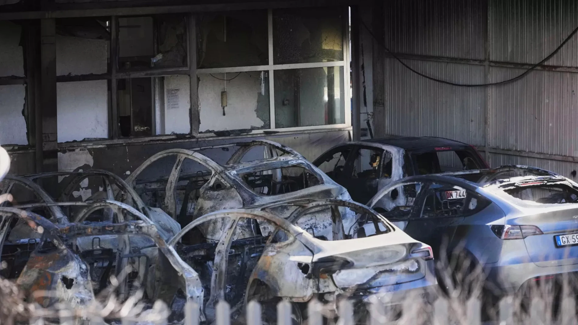 Los ataques a los concesionarios de Tesla han sido recurrentes en los últimos tiempos