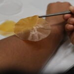 El material reacciona a la luz solar y crea moléculas que evitan el crecimiento de bacterias