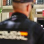Un agente de la Policía ante la sede del PSOE en Madrid