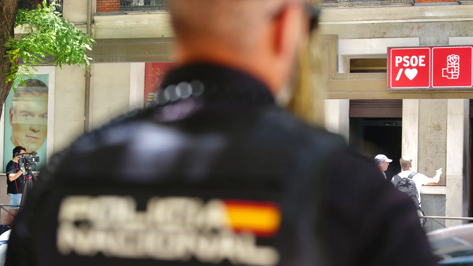 Un agente de la Policía ante la sede del PSOE en Madrid