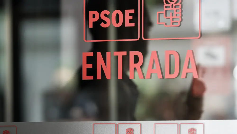 La UCO entra en la sede del PSOE para realizar un clonado del correo de Santos Cerdán