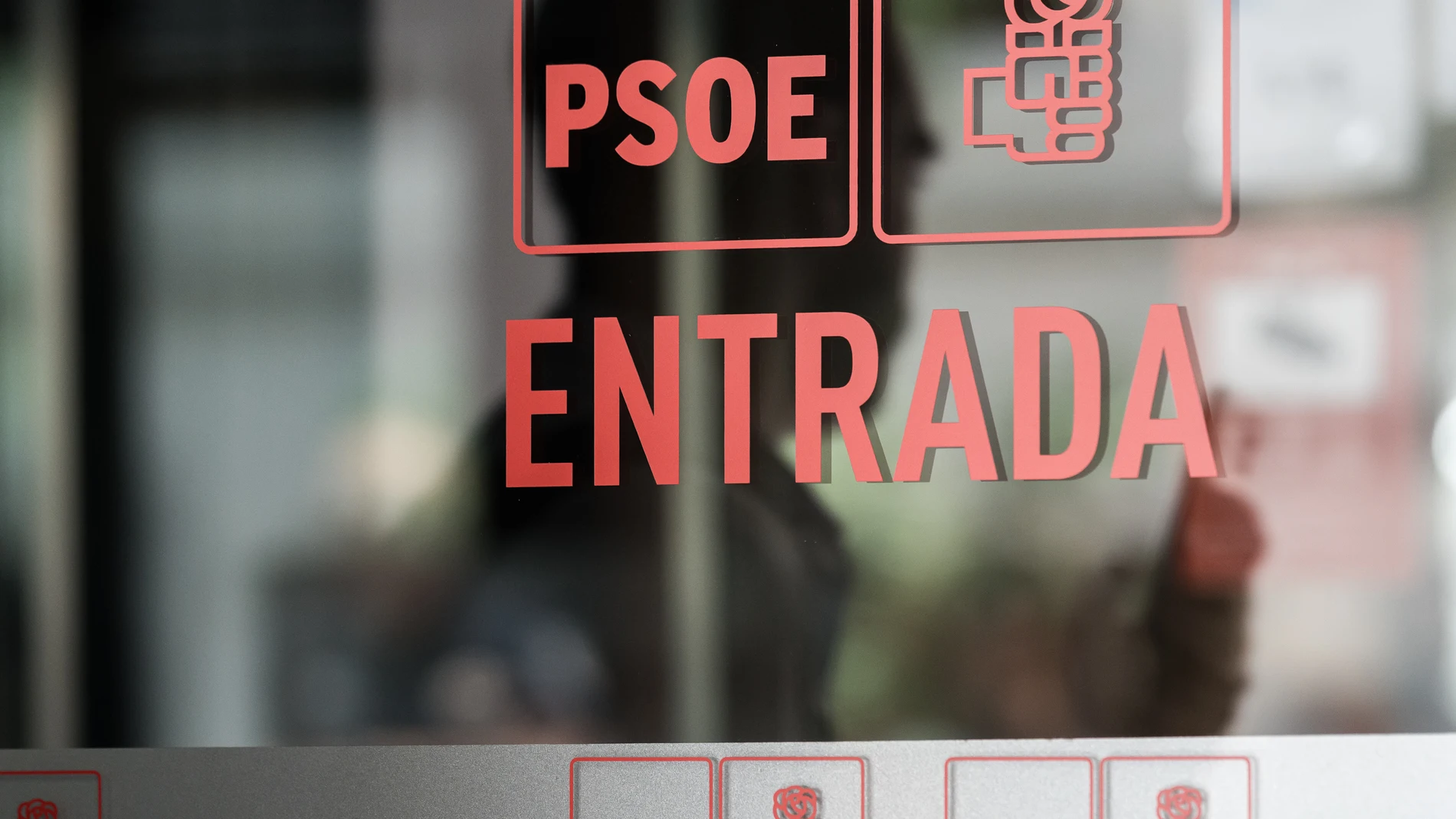 Sede del PSOE de la calle Ferraz, a 20 de junio de 2025, en Madrid (España). Agentes de la Unidad Central Operativa (UCO) de la Guardia Civil se han personado en la sede nacional del PSOE, en la calle Ferraz de Madrid, para realizar un clonado del correo electrónico del hasta la semana pasada secretario de Organización, Santos Cerdán. Este registro se produce después de que el magistrado del Tribunal Supremo haya ordenado al PSOE que facilite a la policía judicial el acceso y clonado del corr...