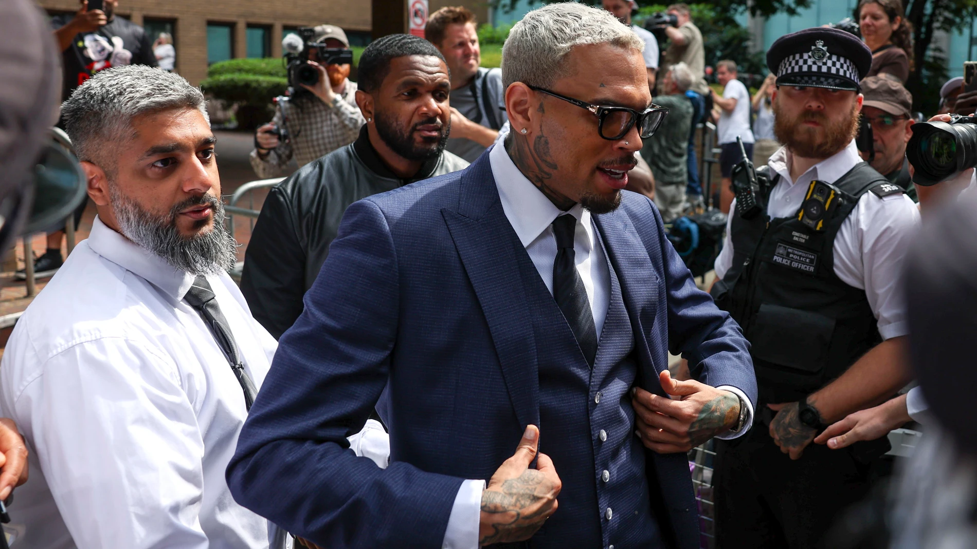 LONDON (United Kingdom), 20/06/2025.- US singer Chris Brown (C) leaves Southwark Crown Court in London, Britain, 20 June 2025. The R&B singer was in court for a hearing over an alleged bottle attack and causing grievous bodily harm in a London nightclub in February 2023. He has pleaded not guilty. (Reino Unido, Londres) EFE/EPA/NEIL HALL