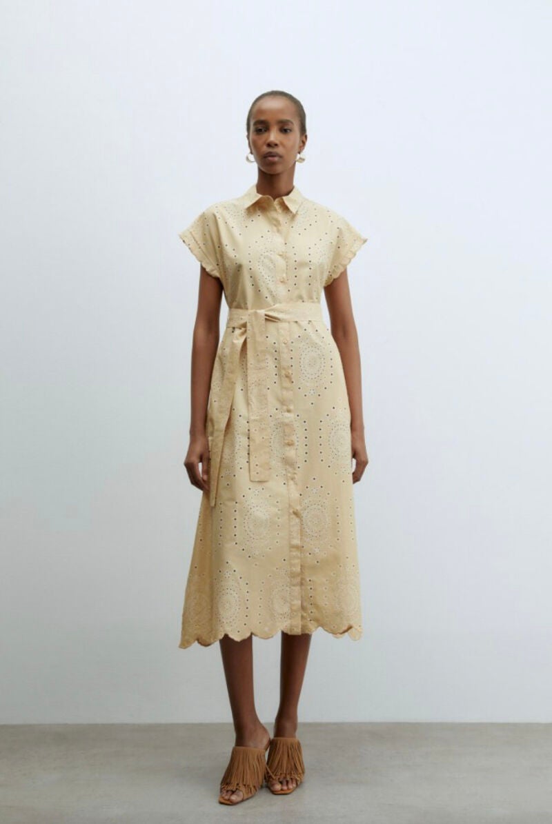 Vestido camisero beige con bordado perforado