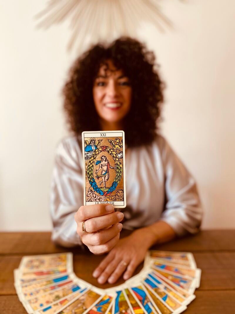 Marie Ducos, más conocida como Las Cartas de Marie, estará en Chambao para leer lo que las cartas tienen reservado para quienes se atrevan a mirar hacia el futuro