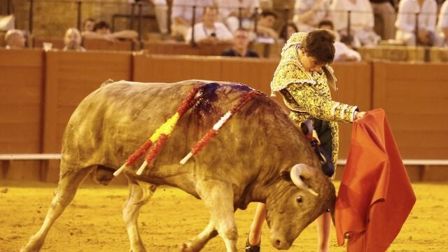 Martín Morilla corta una oreja en la plaza de la Maestranza
