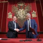 El alcalde de Toledo, Carlos Velázquez, junto al alcalde de Agen, Jean Dionis du Séjour.