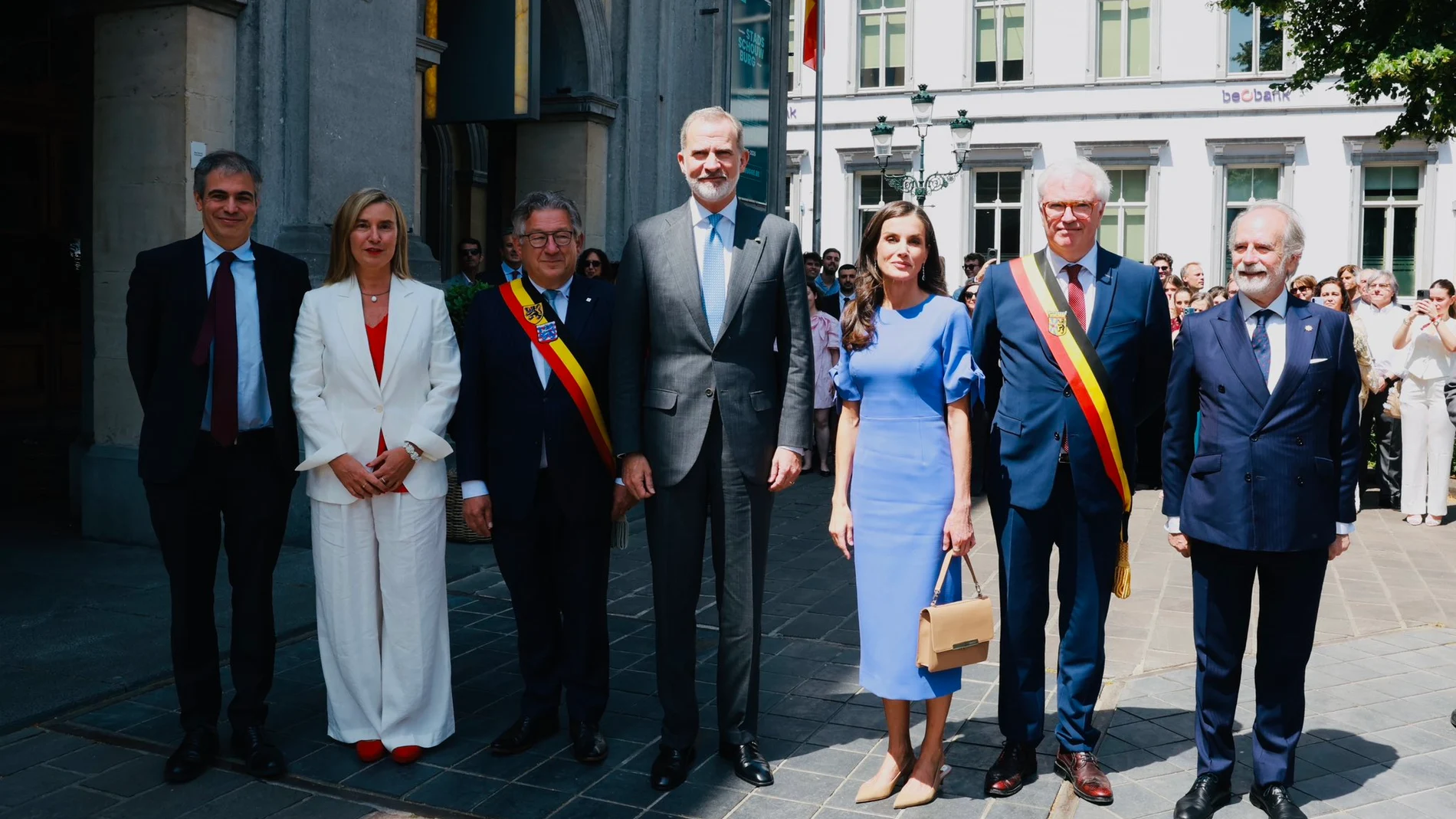 El look de la Reina Letizia en Brujas.