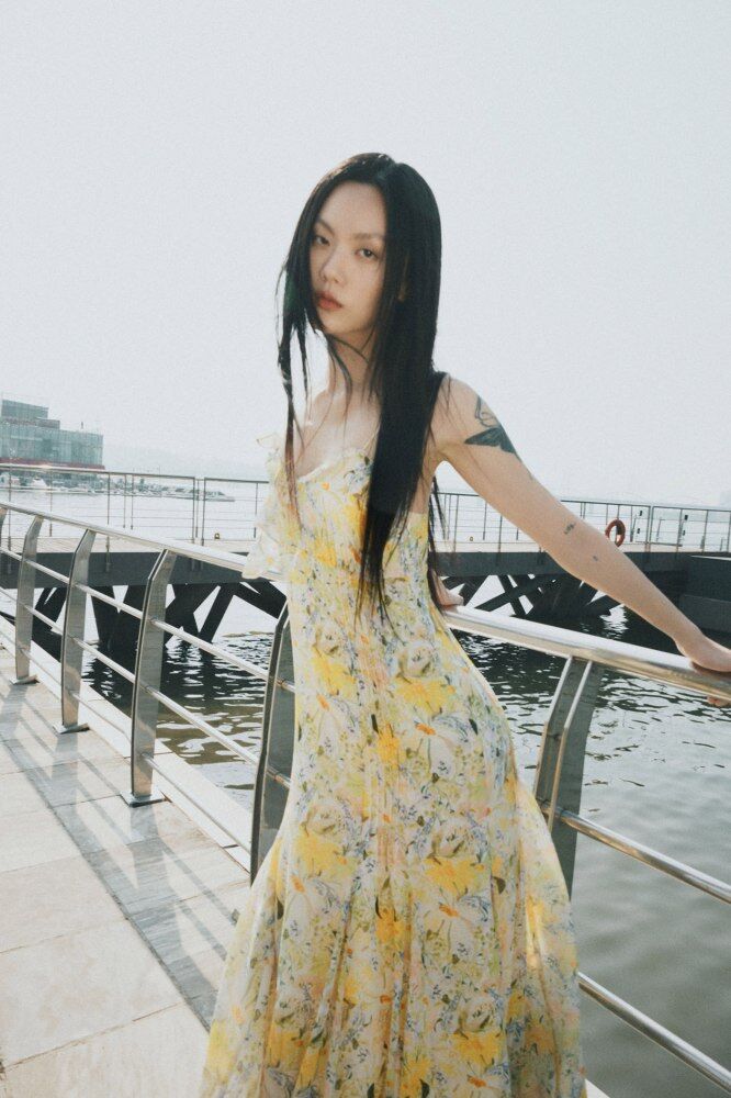 Vestido largo floral con escote corazón