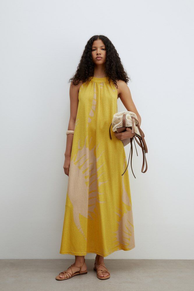 Vestido amarillo con estampado gráfico