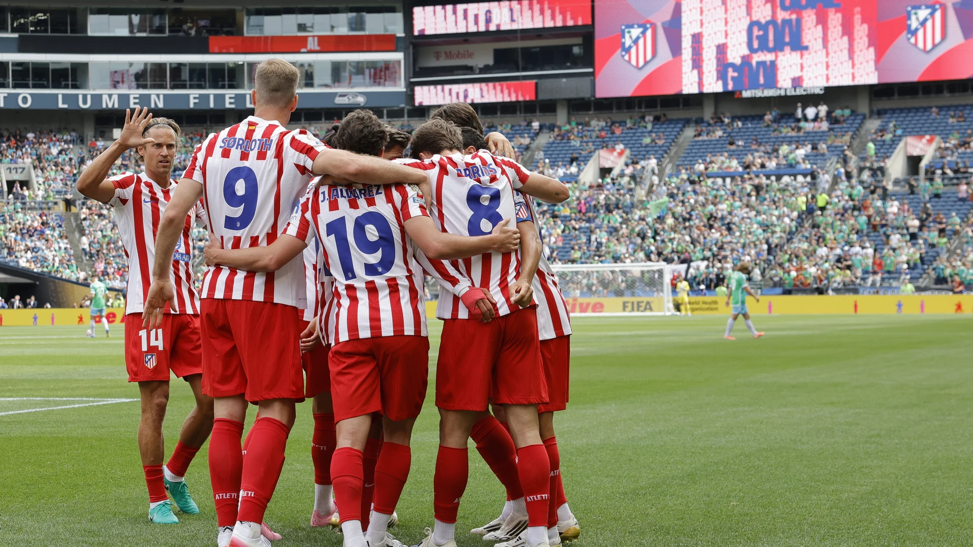 SEATTLE (United States), 20/06/2025.- Atletico Madrid's Pablo Barrios (R) celebrates with his teammates after scoring a goal during the FIFA Club World Cup 2025 Group B match between Seattle Sounders and Atletico Madrid at Lumen Field in Seattle, Washington, USA, 19 June 2025. Sources (Mundial de Fútbol) EFE/EPA/JOHN G. MABANGLO